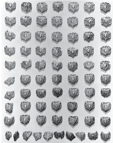Fig. 6. Ribbed mounts in the Carpathian Basin 3. Mounts from Zemplén (after BudinskÝ-Krička–
Fettich 1973, 160)