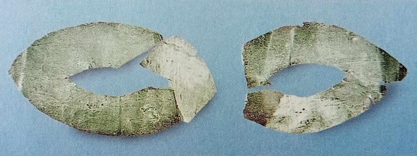 Arany és ezüst szemfedő lemezek a szterlitamaki temetőből (VIII-IX. sz.)